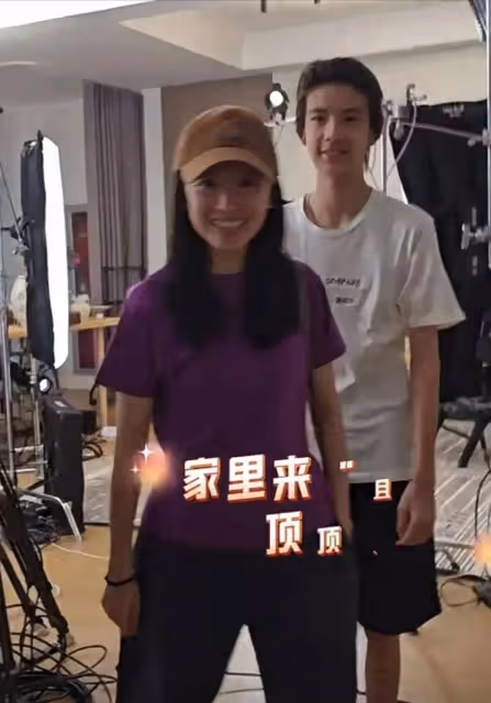董潔攜子上班,15歲身高1米8,可惜不像爸媽,眉眼深邃和年輕的梁朝偉如出一轍