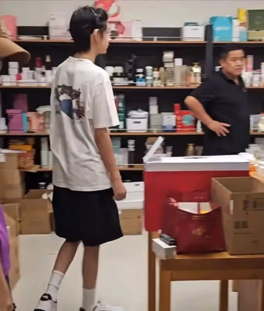 董潔攜子上班,15歲身高1米8,可惜不像爸媽,眉眼深邃和年輕的梁朝偉如出一轍