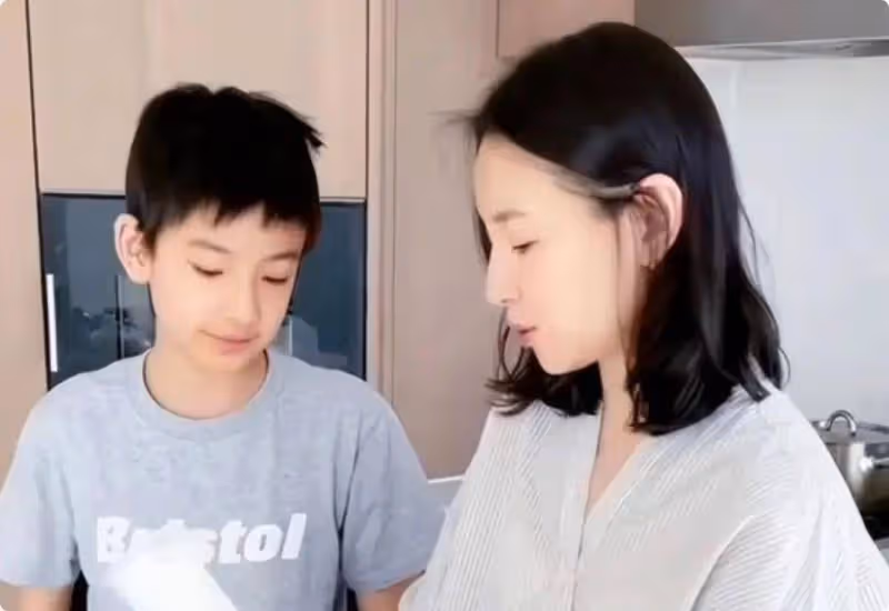 董潔攜子上班,15歲身高1米8,可惜不像爸媽,眉眼深邃和年輕的梁朝偉如出一轍