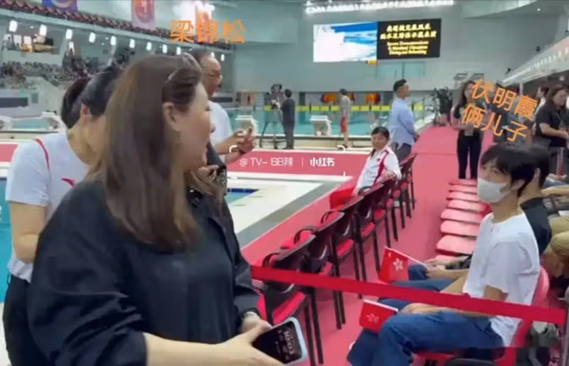 伏明霞一家五口現身,她穿黑色襯衣圓潤富態,女兒秀氣,倆兒子像爸爸梁錦松