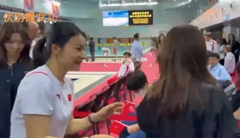 伏明霞一家五口現身,她穿黑色襯衣圓潤富態,女兒秀氣,倆兒子像爸爸梁錦松