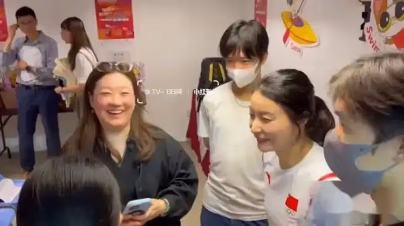伏明霞一家五口現身,她穿黑色襯衣圓潤富態,女兒秀氣,倆兒子像爸爸梁錦松