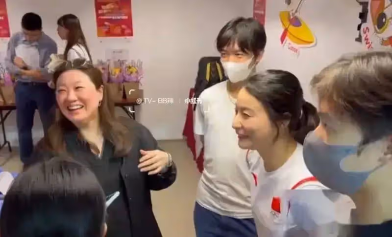 伏明霞一家五口現身,她穿黑色襯衣圓潤富態,女兒秀氣,倆兒子像爸爸梁錦松