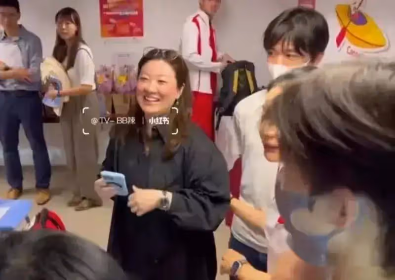 伏明霞一家五口現身,她穿黑色襯衣圓潤富態,女兒秀氣,倆兒子像爸爸梁錦松