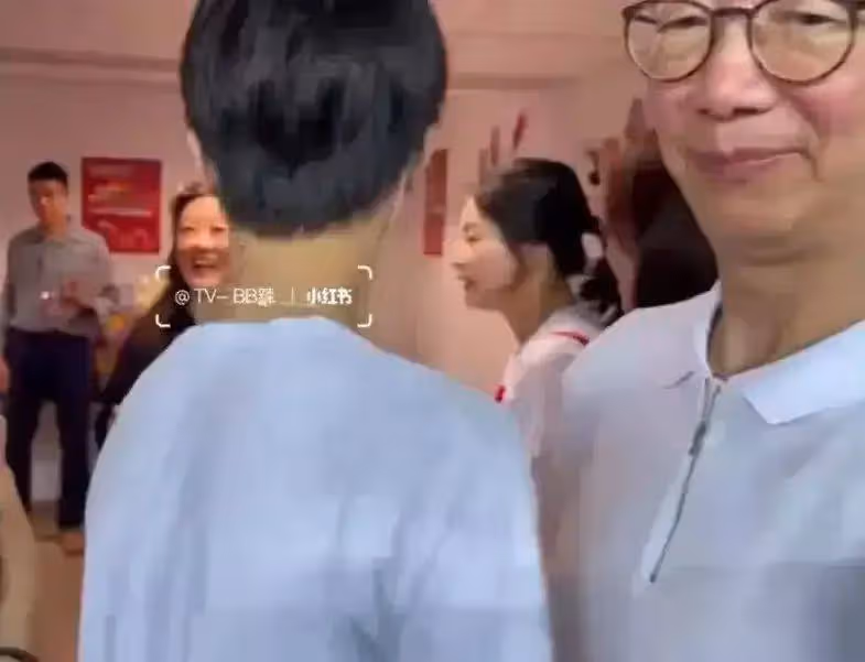 伏明霞一家五口現身,她穿黑色襯衣圓潤富態,女兒秀氣,倆兒子像爸爸梁錦松