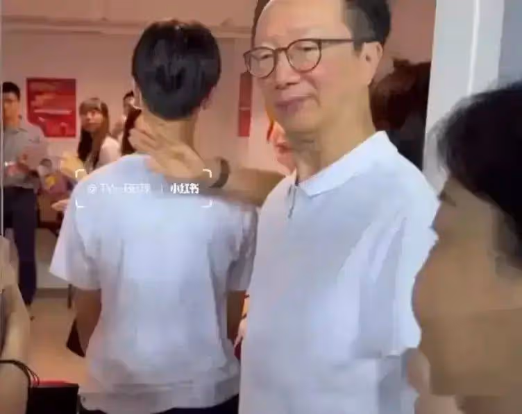 伏明霞一家五口現身,她穿黑色襯衣圓潤富態,女兒秀氣,倆兒子像爸爸梁錦松