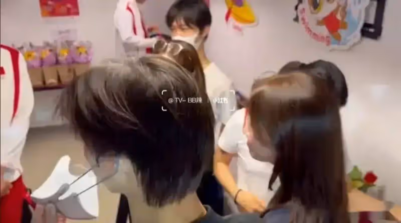 伏明霞一家五口現身,她穿黑色襯衣圓潤富態,女兒秀氣,倆兒子像爸爸梁錦松
