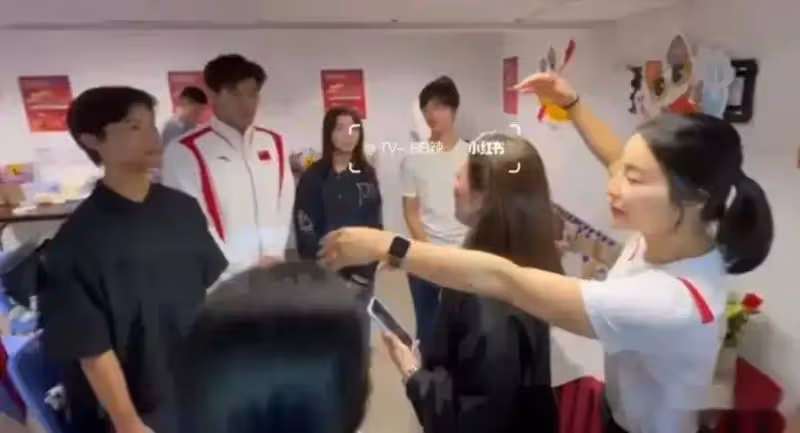 伏明霞一家五口現身,她穿黑色襯衣圓潤富態,女兒秀氣,倆兒子像爸爸梁錦松