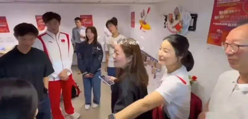 伏明霞一家五口現身,她穿黑色襯衣圓潤富態,女兒秀氣,倆兒子像爸爸梁錦松