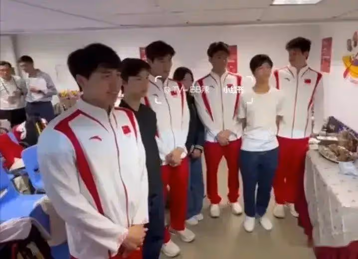 伏明霞一家五口現身,她穿黑色襯衣圓潤富態,女兒秀氣,倆兒子像爸爸梁錦松
