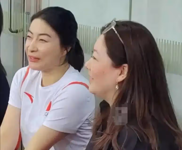 伏明霞一家五口現身,她穿黑色襯衣圓潤富態,女兒秀氣,倆兒子像爸爸梁錦松