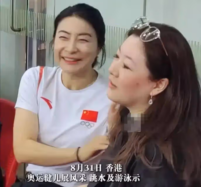 伏明霞一家五口現身,她穿黑色襯衣圓潤富態,女兒秀氣,倆兒子像爸爸梁錦松