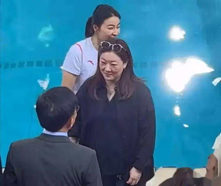 伏明霞一家五口現身,她穿黑色襯衣圓潤富態,女兒秀氣,倆兒子像爸爸梁錦松