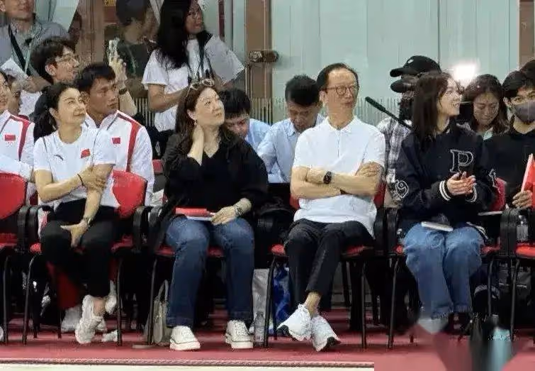 伏明霞一家五口現身,她穿黑色襯衣圓潤富態,女兒秀氣,倆兒子像爸爸梁錦松