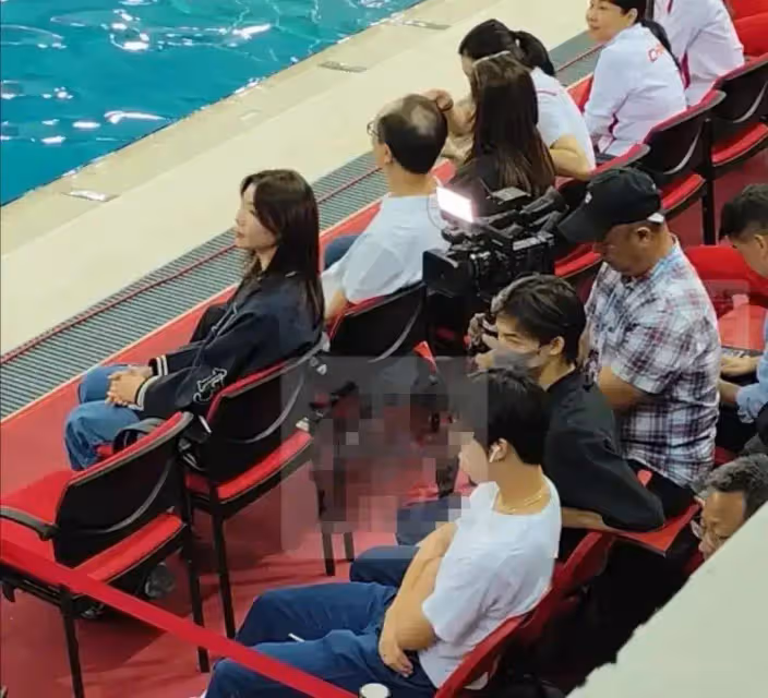 伏明霞一家五口現身,她穿黑色襯衣圓潤富態,女兒秀氣,倆兒子像爸爸梁錦松