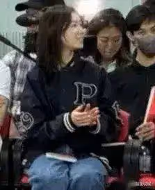 伏明霞一家五口現身,她穿黑色襯衣圓潤富態,女兒秀氣,倆兒子像爸爸梁錦松