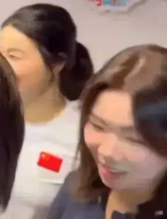 伏明霞一家五口現身,她穿黑色襯衣圓潤富態,女兒秀氣,倆兒子像爸爸梁錦松