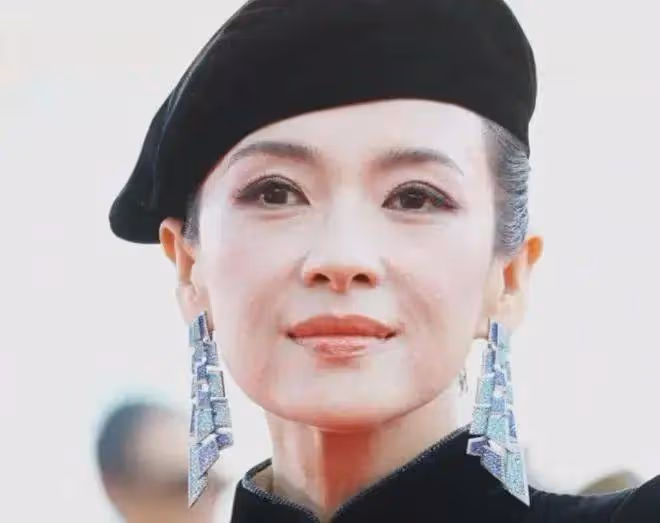 章子怡終於翻車了!上萬連體褲穿成老年模特隊,無修生圖蒼老垮臉似60歲老太