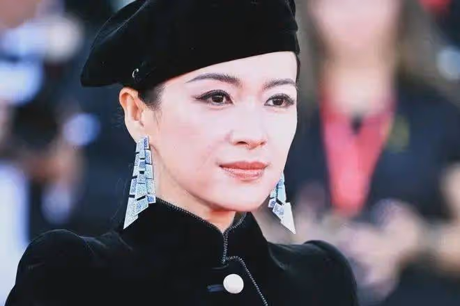 章子怡終於翻車了!上萬連體褲穿成老年模特隊,無修生圖蒼老垮臉似60歲老太