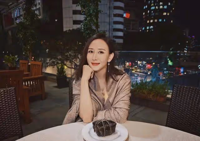 46歲胡靜曬100億豪宅,穿新中式戴千萬翡翠,滿屏人民幣!