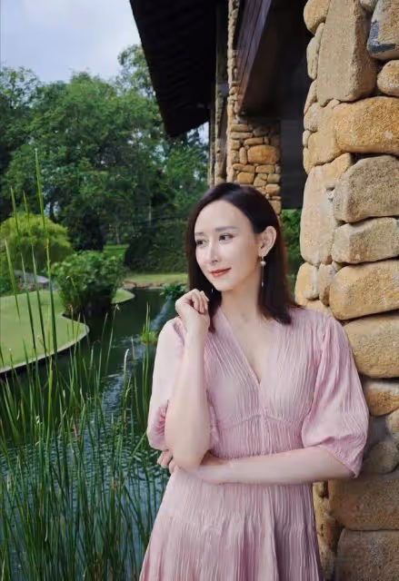 46歲胡靜曬100億豪宅,穿新中式戴千萬翡翠,滿屏人民幣!