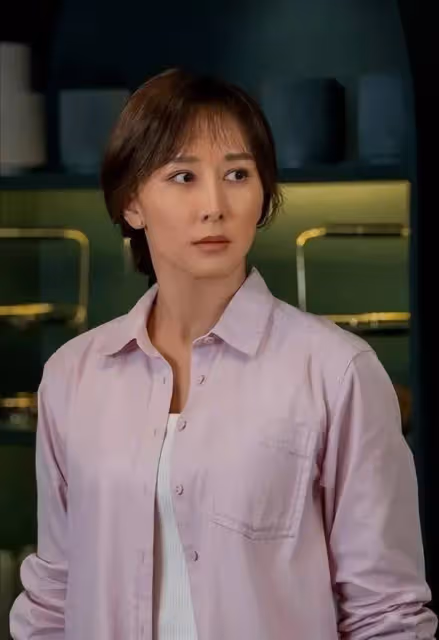 46歲胡靜曬100億豪宅,穿新中式戴千萬翡翠,滿屏人民幣!