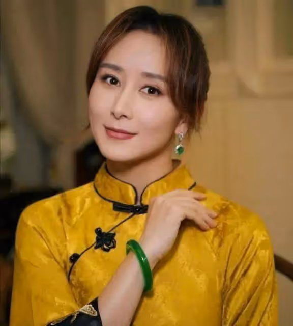 46歲胡靜曬100億豪宅,穿新中式戴千萬翡翠,滿屏人民幣!