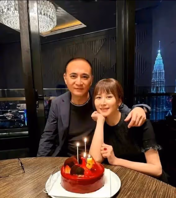 46歲胡靜曬100億豪宅,穿新中式戴千萬翡翠,滿屏人民幣!