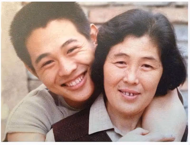 同樣是李連杰基因,把利智女兒和原配黃秋燕女兒穿戴一對比,差距就出來了