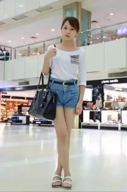 同樣是李連杰基因,把利智女兒和原配黃秋燕女兒穿戴一對比,差距就出來了