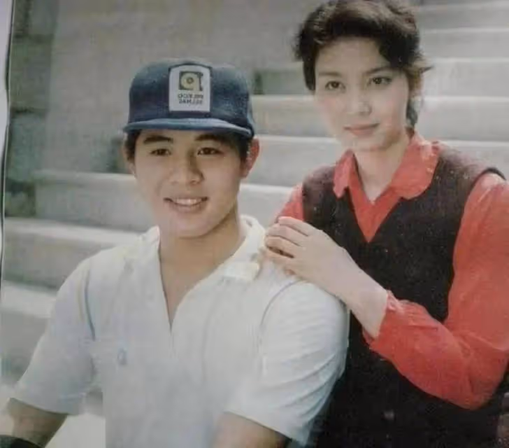 同樣是李連杰基因,把利智女兒和原配黃秋燕女兒穿戴一對比,差距就出來了