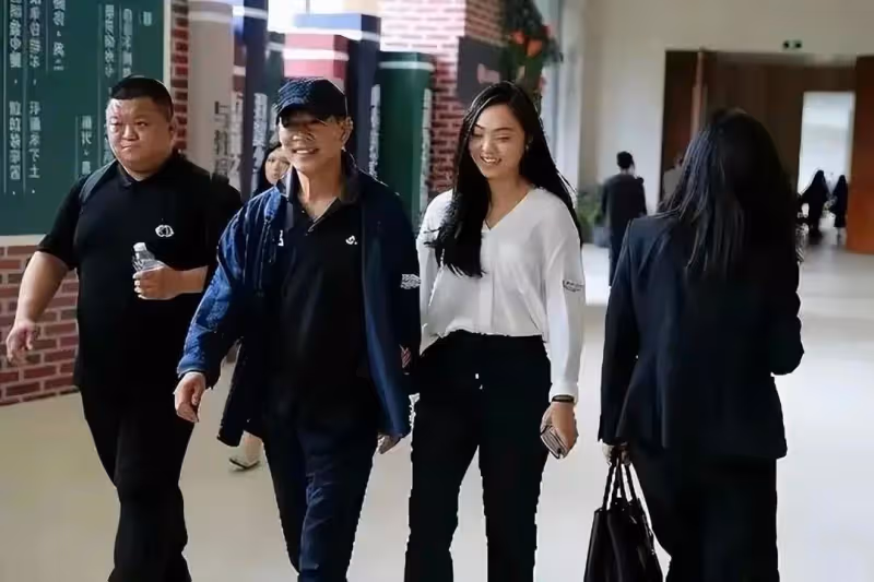 同樣是李連杰基因,把利智女兒和原配黃秋燕女兒穿戴一對比,差距就出來了