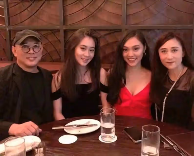 同樣是李連杰基因，把利智女兒和原配黃秋燕女兒穿戴一對比，差距就出來了