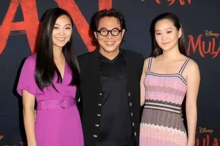 同樣是李連杰基因，把利智女兒和原配黃秋燕女兒穿戴一對比，差距就出來了