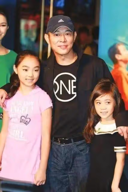 同樣是李連杰基因，把利智女兒和原配黃秋燕女兒穿戴一對比，差距就出來了
