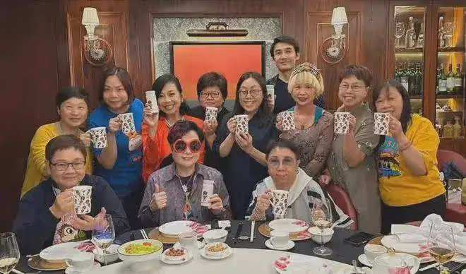53歲陳松伶暴瘦認不出,和丈夫站在一起像母子,「最慘港星」如今幸福嗎?