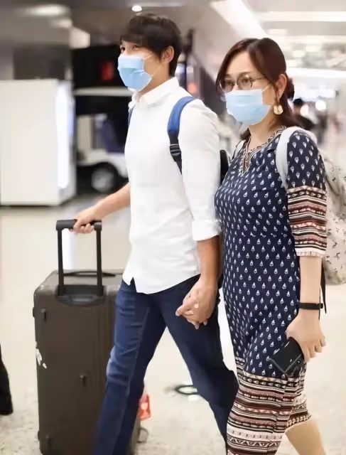 53歲陳松伶暴瘦認不出,和丈夫站在一起像母子,「最慘港星」如今幸福嗎?
