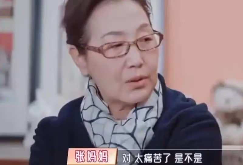 53歲陳松伶暴瘦認不出,和丈夫站在一起像母子,「最慘港星」如今幸福嗎?