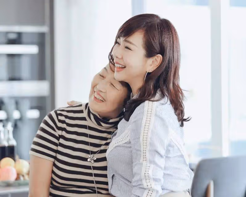 53歲陳松伶暴瘦認不出,和丈夫站在一起像母子,「最慘港星」如今幸福嗎?