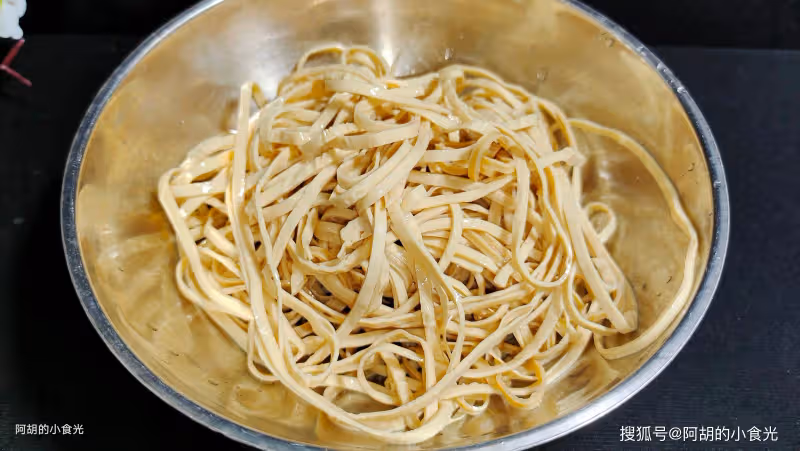 入秋後怕秋燥,遇到這「白色食物」敞開吃!煮一煮拌一拌,脆爽鮮嫩,爽口不膩