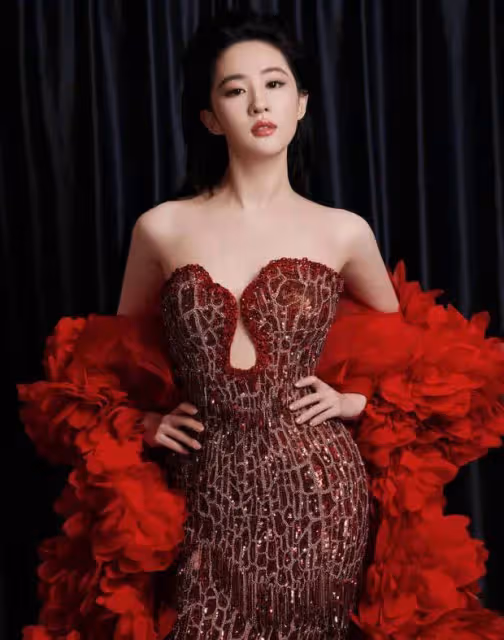 劉亦菲穿抹胸紅裙如璀璨玫瑰,窈窕身姿優雅性感