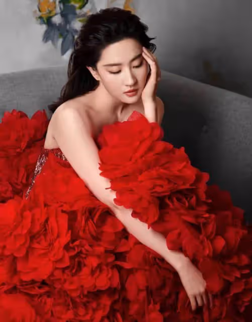 劉亦菲穿抹胸紅裙如璀璨玫瑰,窈窕身姿優雅性感