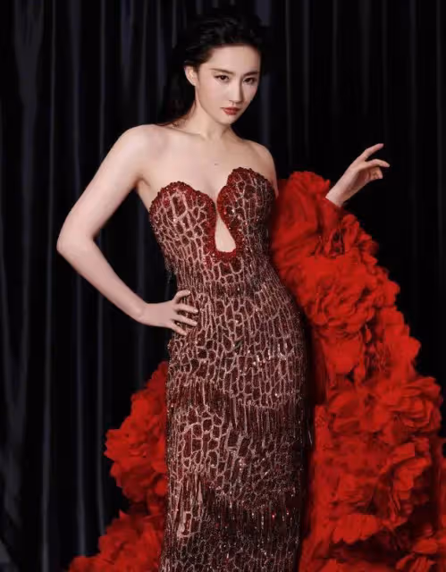 劉亦菲穿抹胸紅裙如璀璨玫瑰,窈窕身姿優雅性感