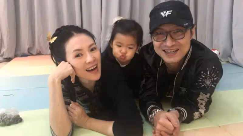 卓偉曝光汪峰出軌被捉姦在床！章子怡穿露背紅裙大秀性感