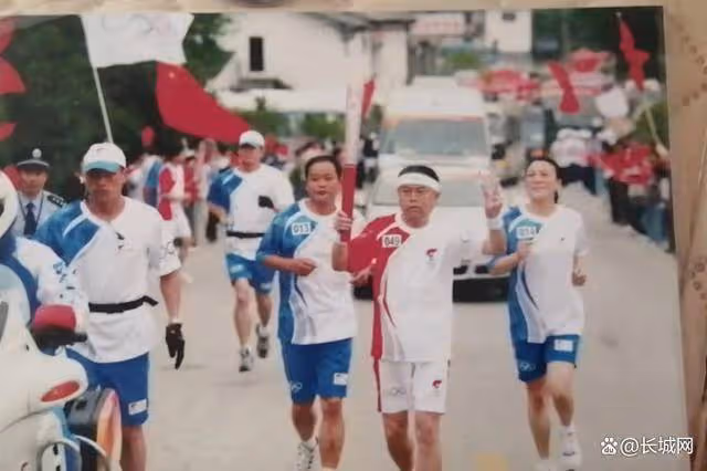 痛悼!資深球迷桂二牛去世!曾因足球砸電視、跳長江