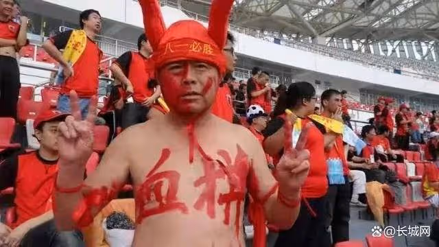 痛悼!資深球迷桂二牛去世!曾因足球砸電視、跳長江
