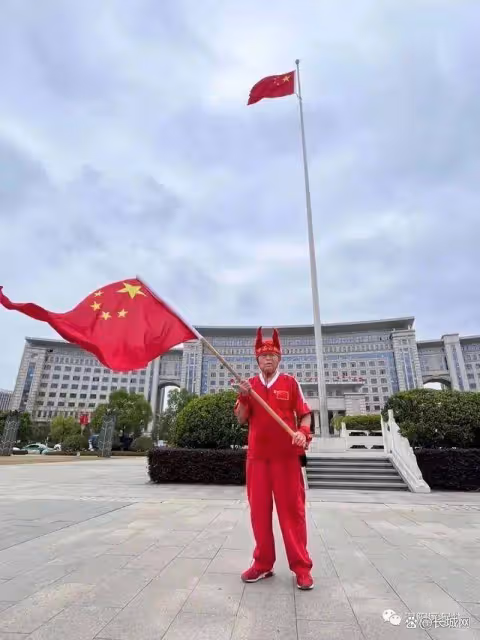 痛悼!資深球迷桂二牛去世!曾因足球砸電視、跳長江