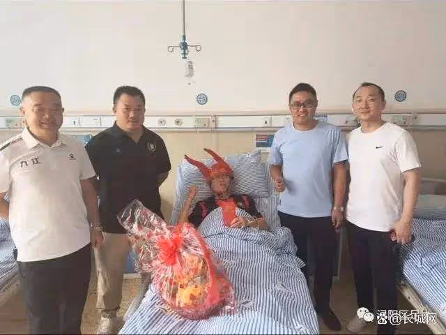 痛悼!資深球迷桂二牛去世!曾因足球砸電視、跳長江