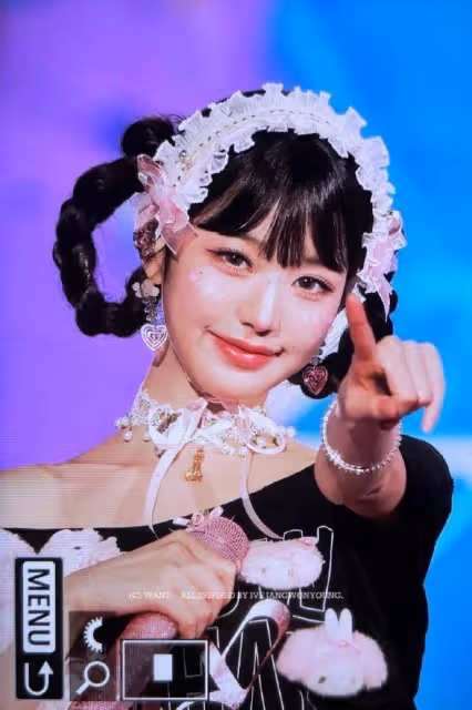 張元英穿露背短裙大秀光滑美背!膚白貌美性感撩人