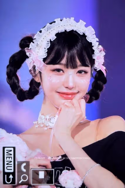 張元英穿露背短裙大秀光滑美背!膚白貌美性感撩人